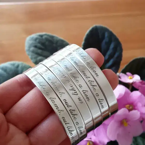 מילים ומשפטים יפים לחריטה על צמידים, טבעות ושרשראות