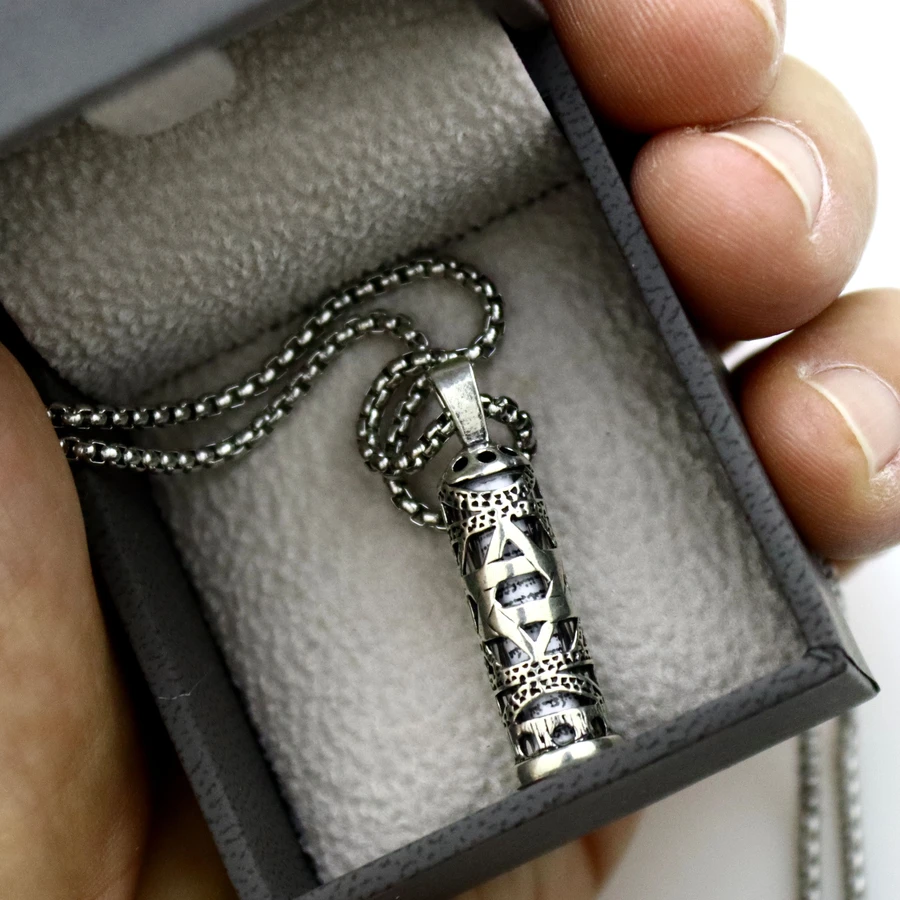 בשילוב תליון מזוזה בעיצוב יחודי