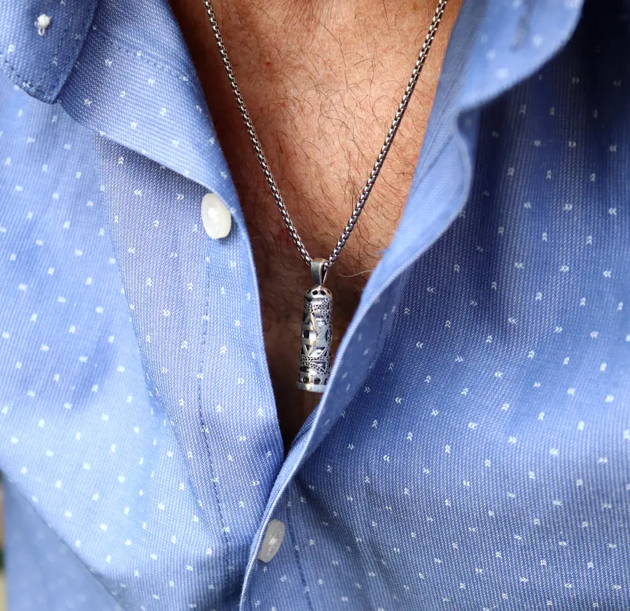 תליון מזוזה עם קלף לגבר