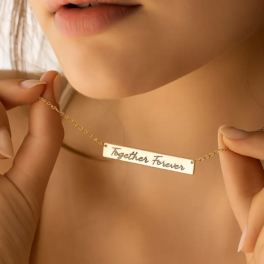 שרשרת עדינה עם חריטה לאישה