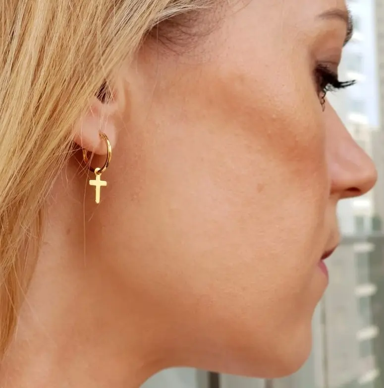 עגילים קטנים עם צלב