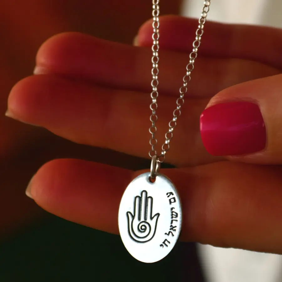 תליון חמסה עם חריטה אישית לאישה