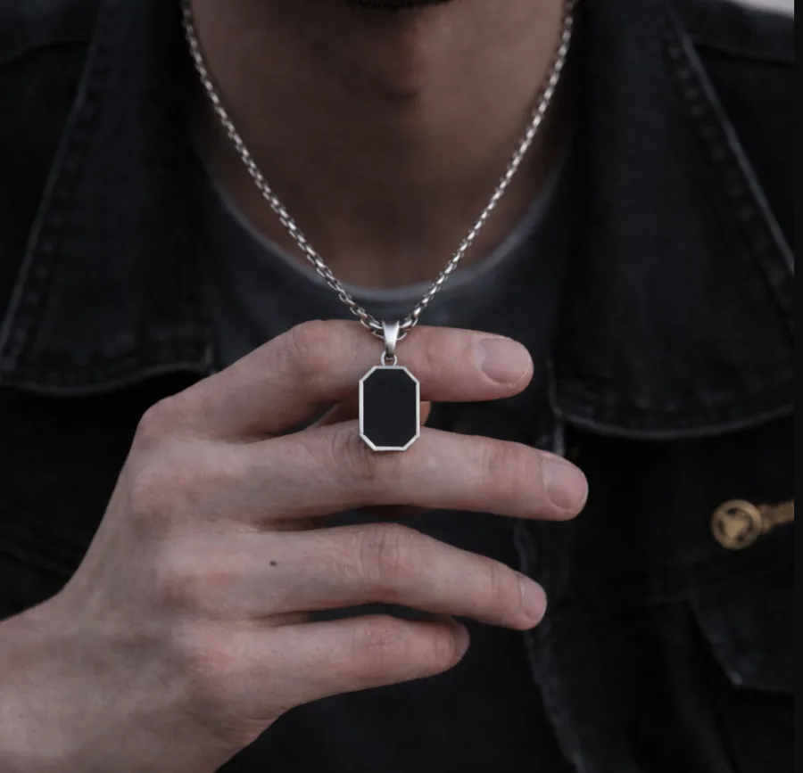 שרשרת אבן אוניקס שחורה לגבר עם חריטה