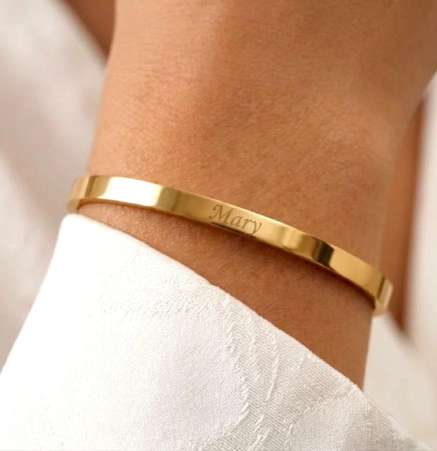 צמיד אלגנטי עם שם