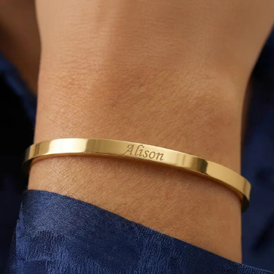 צמיד זהב עם שם לאישה