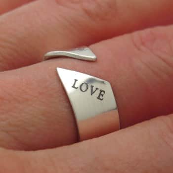 טבעת LOVE לבחורה - טבעת כסף עם כיתוב אישי לבחורה יום הולדת