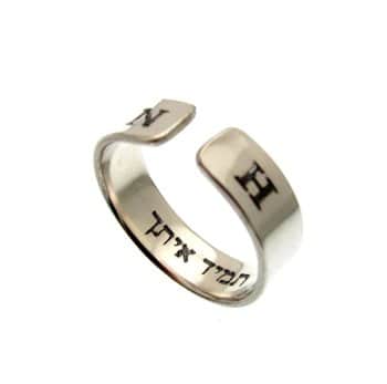 חריטה פנימית על טבעת כסף לאישה
