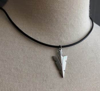 שרשרת עור אמיתי עם תליון ראש חץ חנית