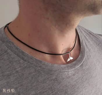 שרשרת עור אמיתי לגבר עם תליון זנב לוויתן
