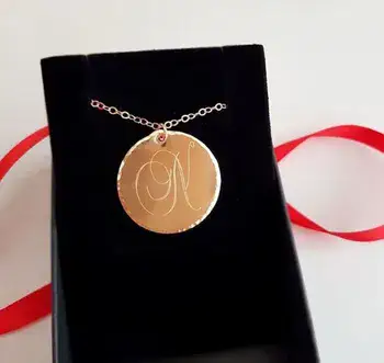 שרשרת עם תליון אות על תליון עגול