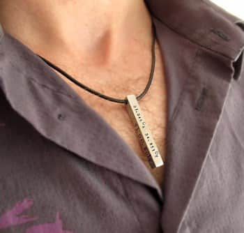 תליון מלבני לגבר - שרשרת עור עם חריטה אישית לגברים