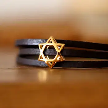 צמיד עור עם מגן דוד זהב