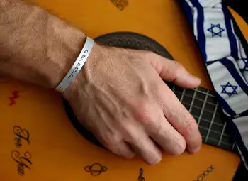 צמיד קשיח עם חריטה אישית לגבר - מתנה לנגני גיטרה