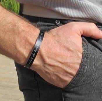 צמיד שחור לגבר עם כיתוב