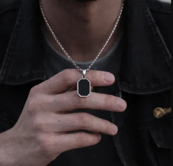 שרשרת אבן אוניקס שחורה לגבר עם חריטה