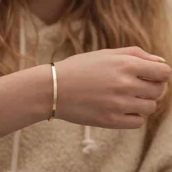 צמיד זהב קשיח עם חריטה