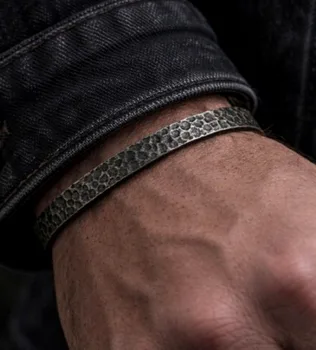 צמיד קשיח מושחר לגבר בעיצוב ענתיק עם אפשרות לחריטה פנימית