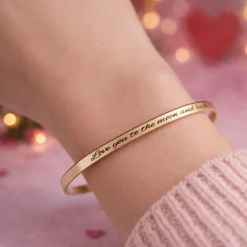 צמיד קשיח עם חריטה אישית בזהב לבחורה / אישה