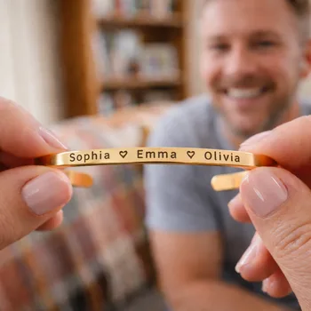 צמיד בעיצוב אישי עם שמות הילדים – דגם זהב קשיח עם חריטה