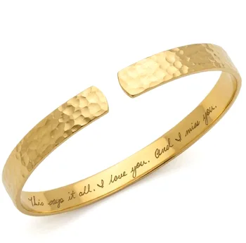 צמיד בהתאמה אישית עם חריטה פנימית על בנגל זהב מרוקע