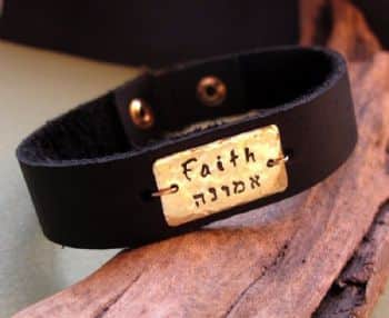 צמיד עור לגבר עם חריטה - מתנה עם משמעות לגבר